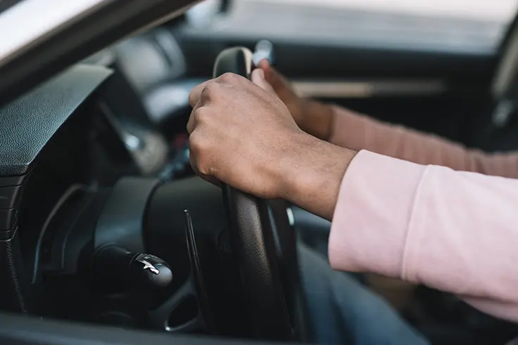 Conducteur au volant