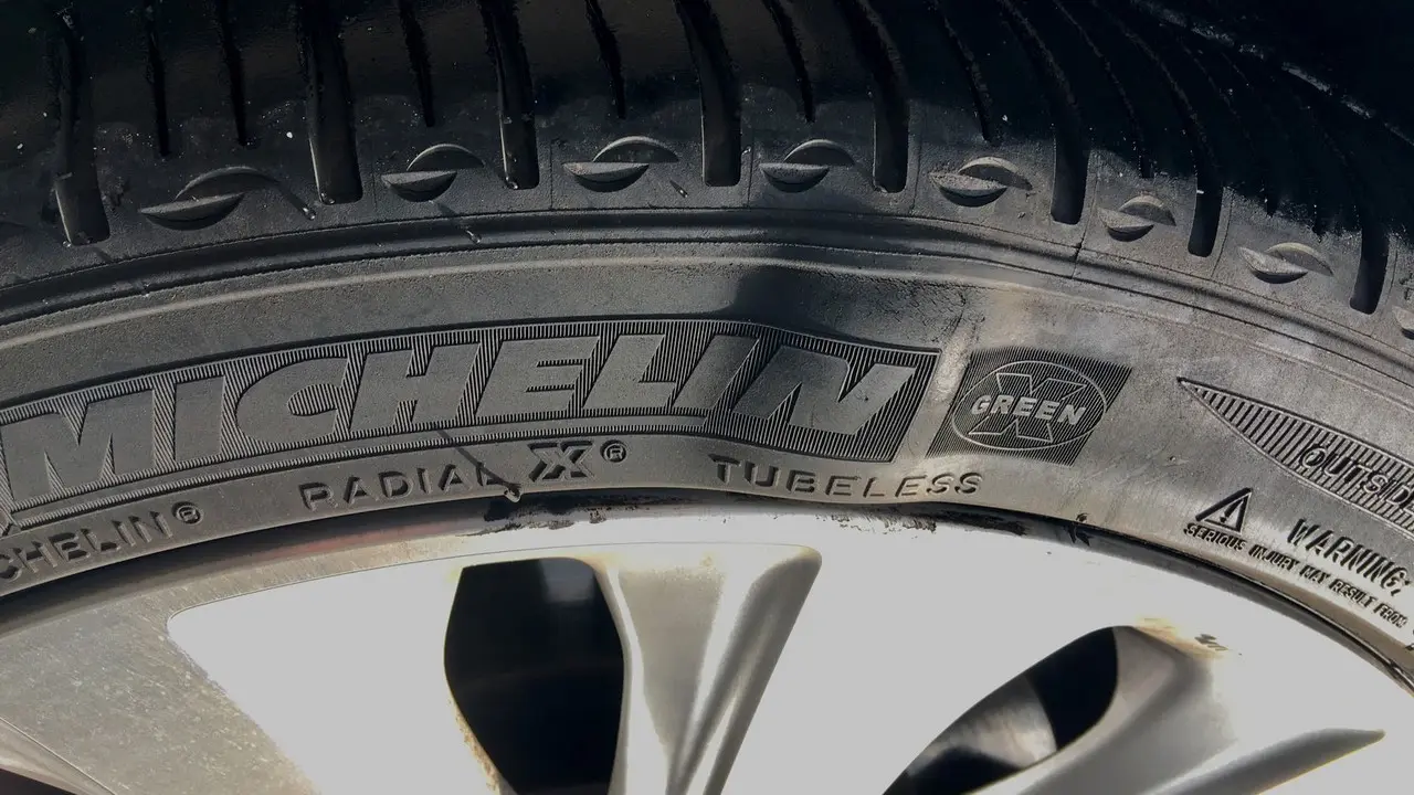 Pneu fissuré ou déformé