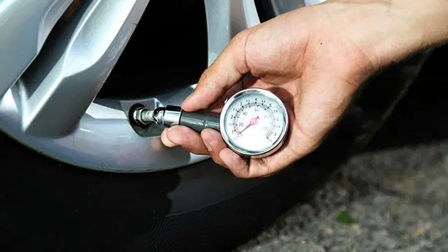 Vérification de la pression des pneus